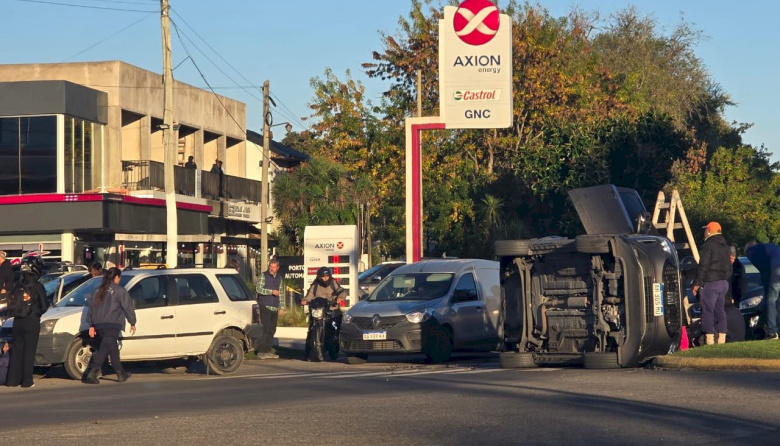 Impactante vuelco en Camino Centenario: un herido y caos en plena mañana en City Bell