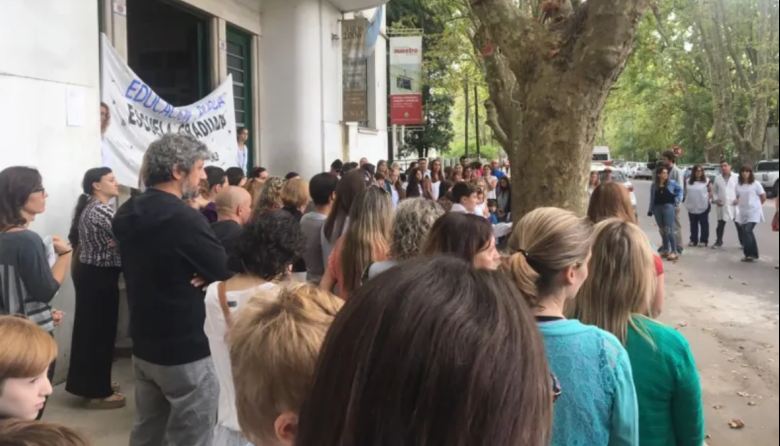 Tensión en la UNLP: docentes, familias y alumnos se movilizaron en la Escuela Anexa