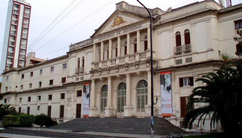 Seguridad endurece medidas por amenazas en escuelas: "Es un delito"