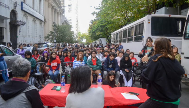 Nueva clase pública de la UNLP frente a la casa de Adorni por el financiamiento