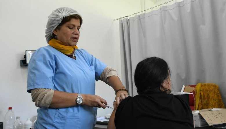 La Plata refuerza la salud barrial con vacunas, pediatría y prevención del dengue