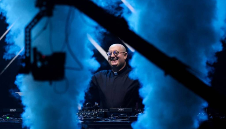 Plaza de Mayo: el cura DJ reunió a miles con música electrónica y mensaje de Francisco