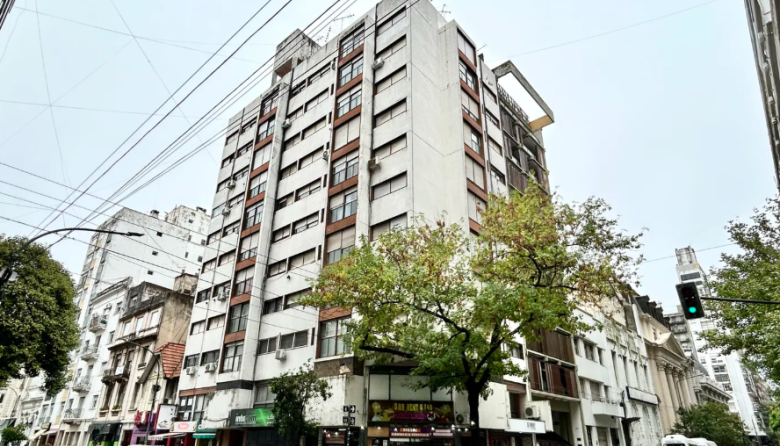 Adorni vende su departamento en La Plata mientras es investigado