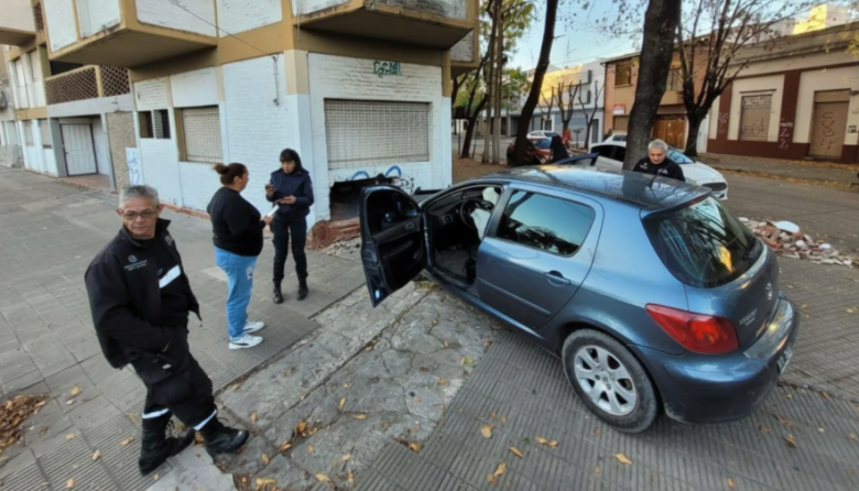 Un auto se incrustó contra un edificio en La Plata y causó destrozos
