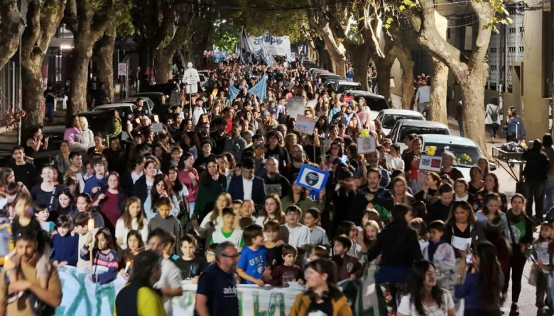 Masiva marcha de antorchas en La Plata por el financiamiento universitario