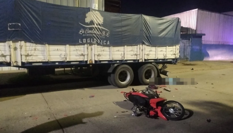 Tragedia en La Plata: murió un motociclista tras chocar contra un camión