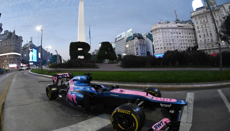 Road show en Buenos Aires: Alpine presentó el Lotus de Colapinto en el Obelisco