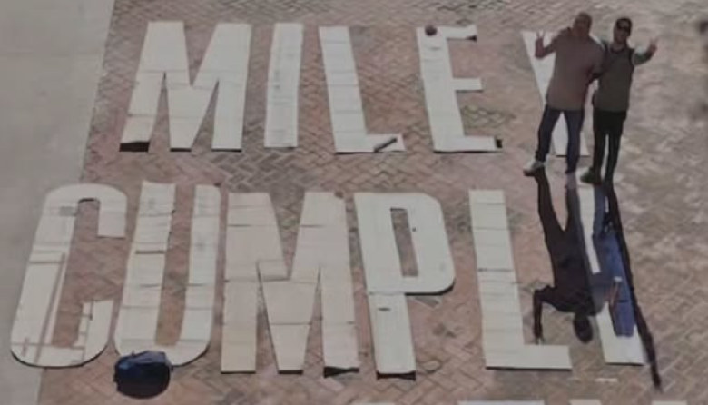 ADULP impulsa una intervención en Plaza Moreno con el reclamo “Milei cumplí la ley”