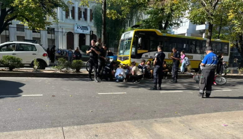 Una motociclista atropelló a tres peatones frente al Rectorado de la UNLP