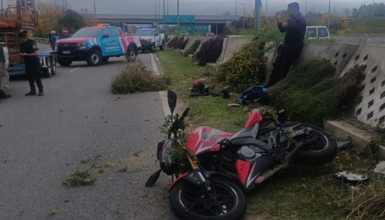 La Plata: un policía resultó herido tras caer con su moto en la bajada de la autopista