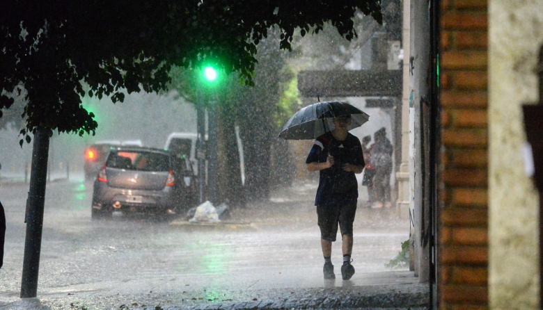 La Plata sigue bajo un jueves gris, con lluvias, viento y ráfagas intensas