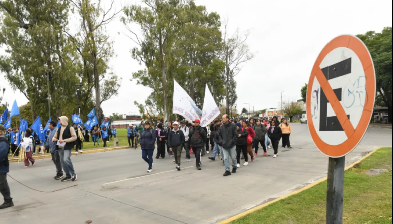 Comenzó el corte en la bajada de la Autopista por una protesta de organizaciones sociales