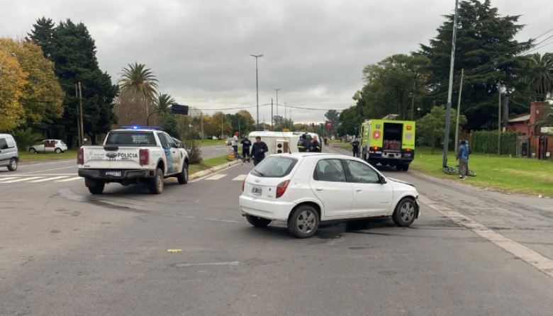 Violento choque en Camino Centenario: una camioneta volcó sobre la avenida