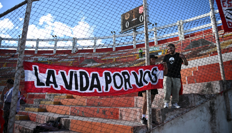 Fueron a ver a Estudiantes a Perú y quedaron varados en Bolivia: piden ayuda para volver
