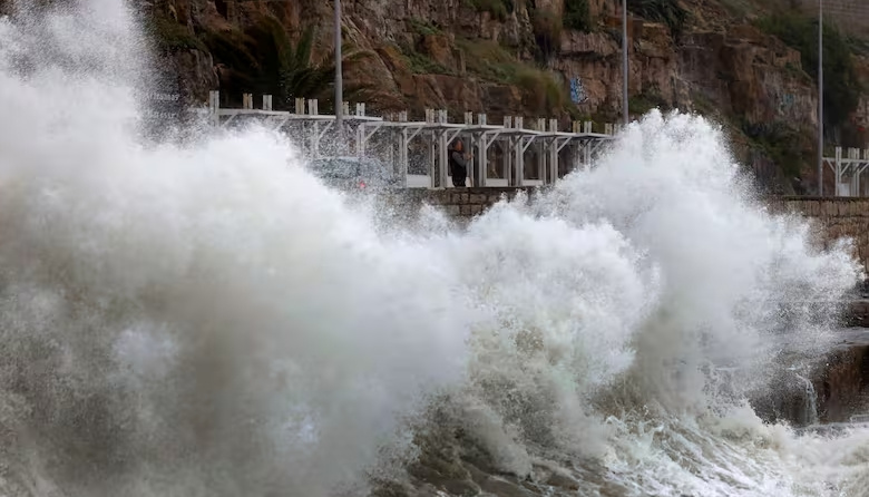 Olas de hasta 7 metros, inundaciones y destrozos en la Costa Atlántica por un ciclón