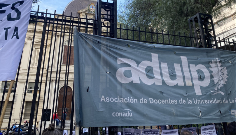 El conflicto universitario suma una nueva jornada de paro docente en la UNLP