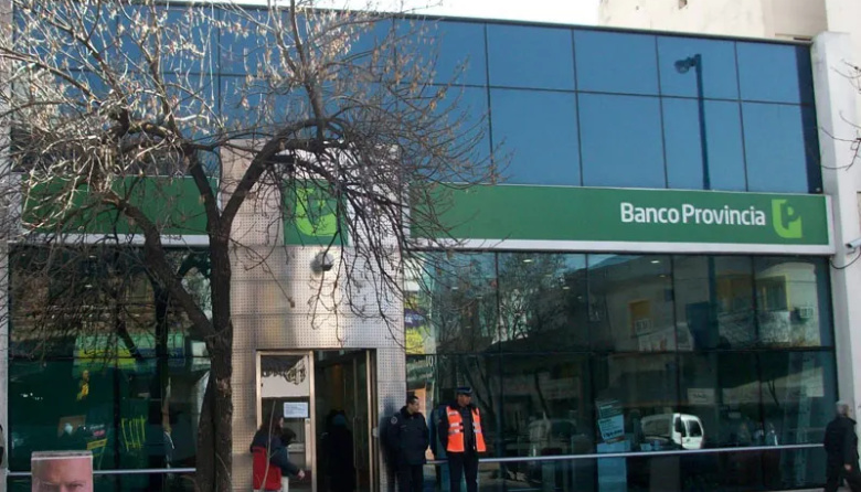 Impulsan una ley para limitar a 30 minutos la espera en bancos y servicios