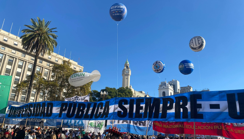 Arrancó el acto en Plaza de Mayo y el Gobierno negó el desfinanciamiento universitario