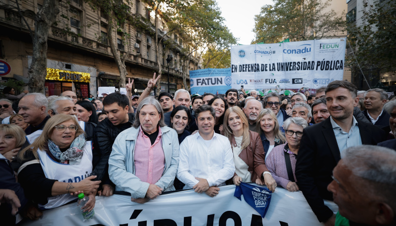 Axel Kicillof participó de la Marcha Federal Universitaria y apuntó contra Javier Milei