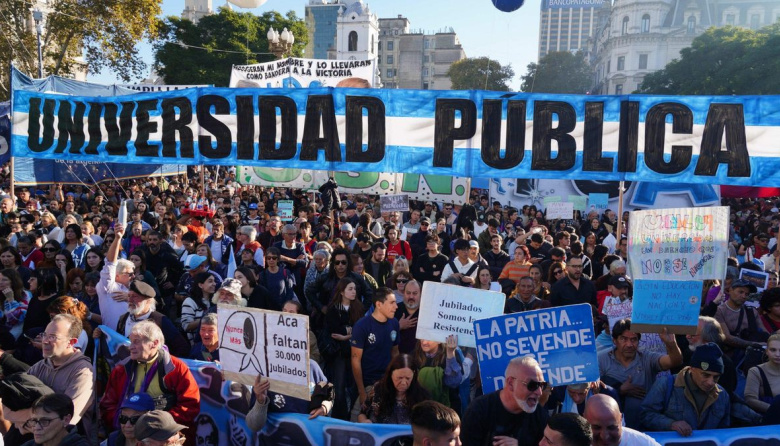 Masiva Marcha Federal Universitaria: la UNLP copó Plaza de Mayo
