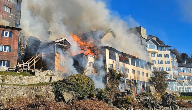 Feroz incendio en el Hotel Huemul de Bariloche: las impactantes imágenes