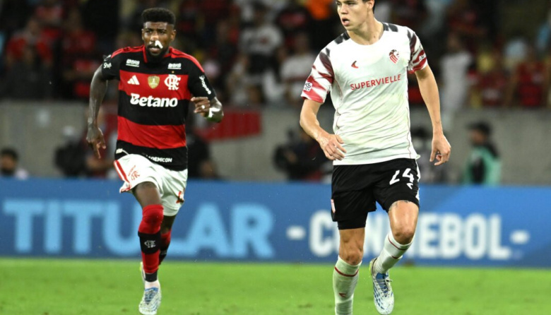 Estudiantes ya piensa en la "final" ante el DIM tras regresar de Brasil
