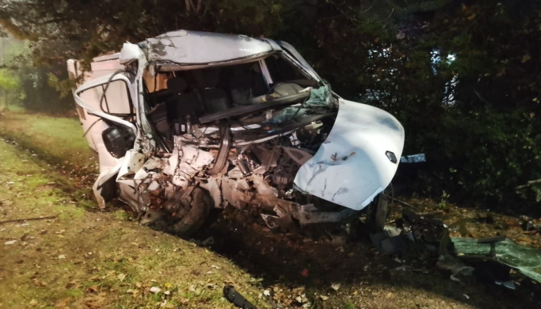 Un conductor chocó contra un poste en Berisso y fue rescatado por bomberos