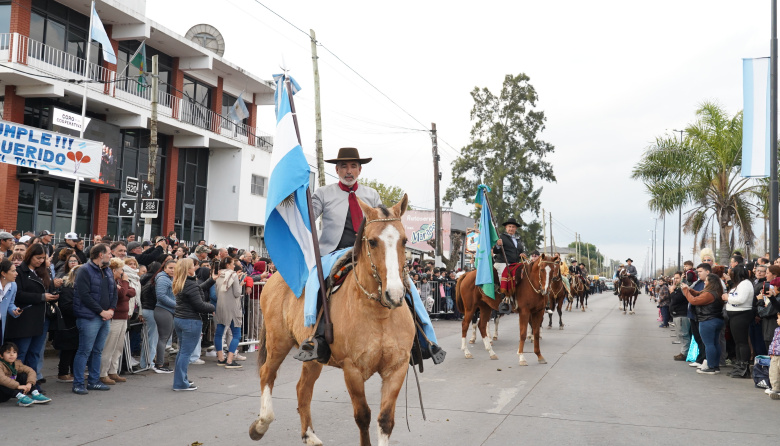 Abasto celebró sus 135 años con desfile tradicionalista, música y actividades para toda la familia