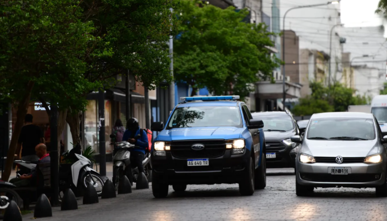 Una mujer murió tras caer desde un quinto piso en pleno centro de La Plata