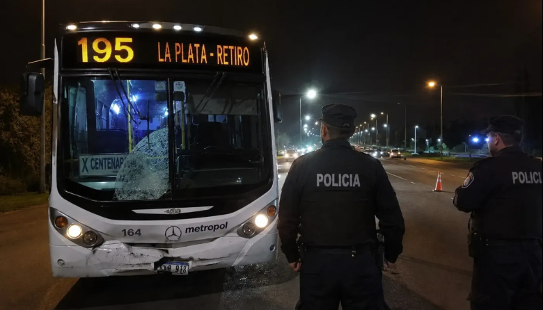 Un joven de 21 años murió atropellado por un micro en Camino Centenario