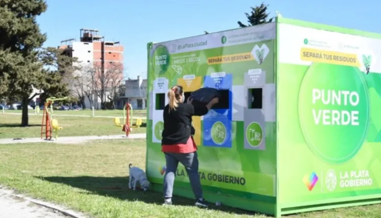 Meridiano V junto a la UNLP impulsa el reciclaje y transforma residuos en mobiliario para plazas