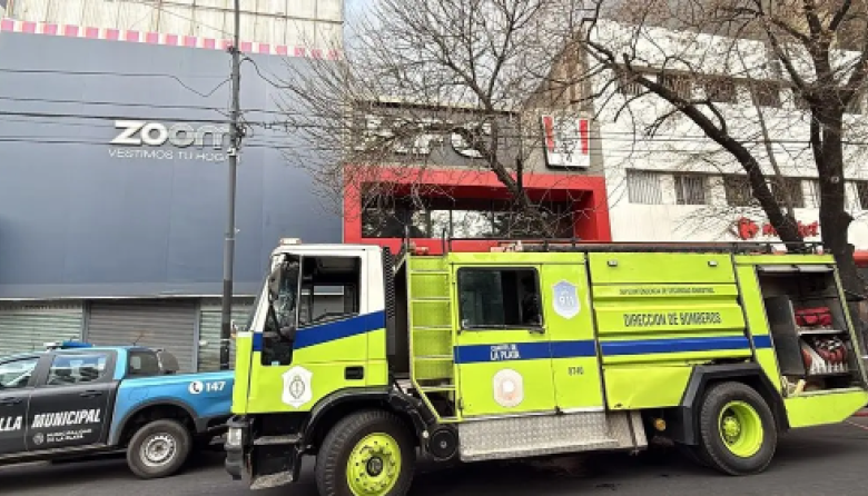 La Plata: se incendió el KFC de Avenida 7 y controlan el fuego