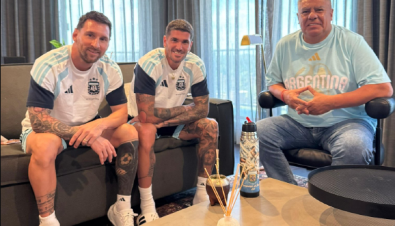 La foto cabulera de Chiqui Tapia con Lionel Messi y Rodrigo De Paul