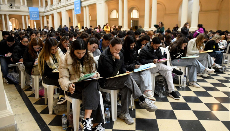 Más de 6.000 aspirantes rinden en La Plata el examen para ingresar a las residencias médicas bonaerenses