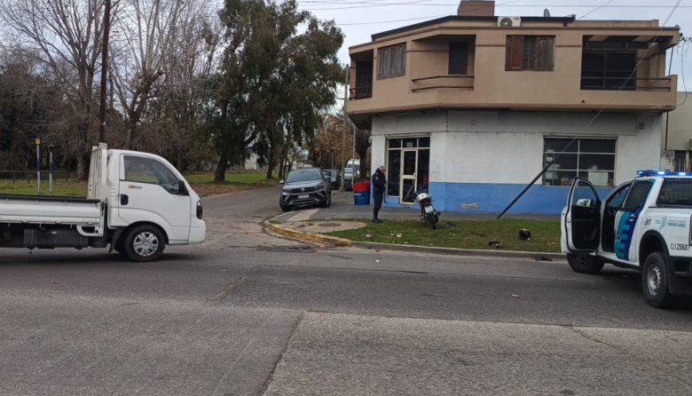 Choque en Tolosa: un motociclista quedó en estado crítico y el accidente fue grabado