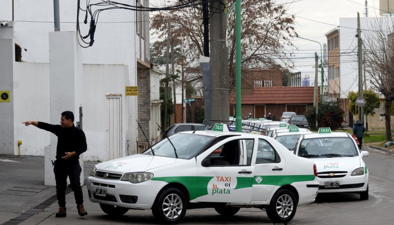 Taxistas de La Plata preparan una demanda por la falta de GNC