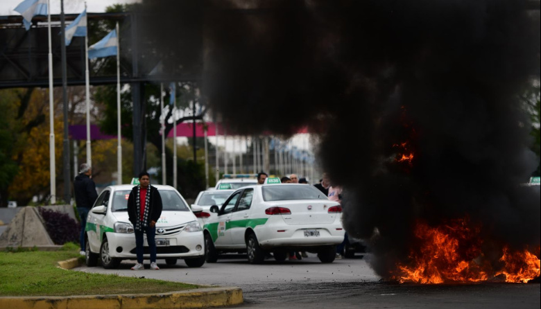 Taxistas y remiseros protestaron en la bajada de la Autopista por la falta de GNC