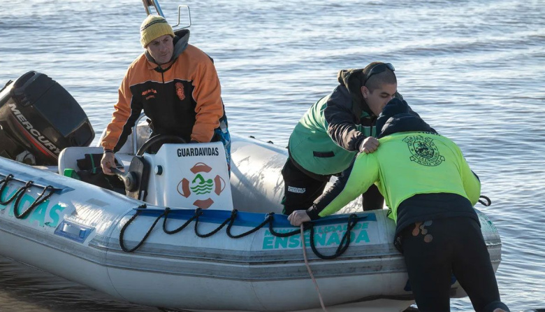 Hallaron pertenencias que serían de los pescadores desaparecidos y reorientan la búsqueda en el Río de la Plata