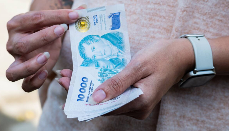 El Gobierno oficializó aumentos escalonados de salarios y un bono para trabajadores estatales nacionales