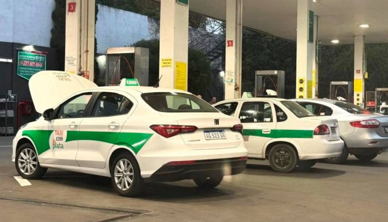 Taxistas de La Plata reclaman sanciones a las estaciones de GNC por no priorizar la carga de pasajeros