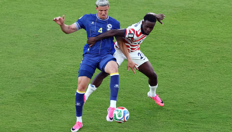 FIFA dejó en suspenso la sanción a Balogun y podrá jugar los octavos del Mundial