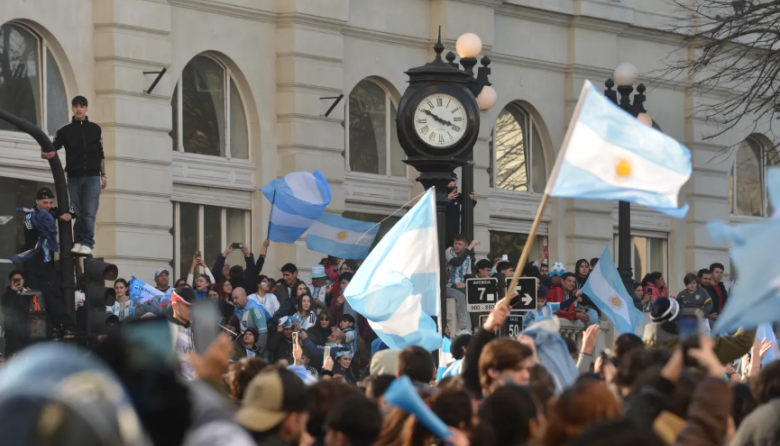 La Plata celebró la clasificación de la Selección argentina con una multitud en 7 y 50