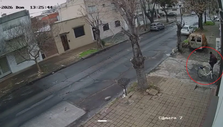 Incendio fatal en La Plata: investigan al hombre que fue captado por una cámara antes del inicio del fuego