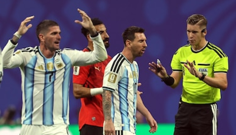 La FIFA respaldó a los árbitros de Argentina-Egipto tras las críticas: “Las acusaciones infundadas no tienen cabida”