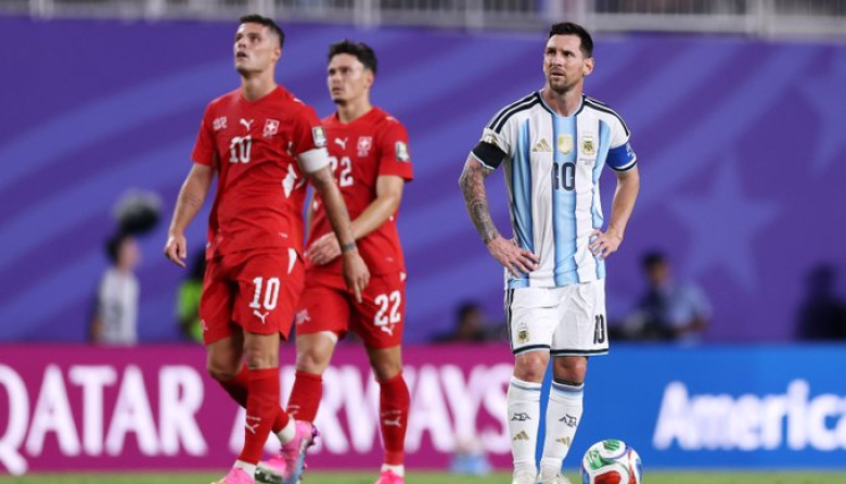 Messi regaló su 10 a un rival de Suiza y hubo otro destinatario sorpresa