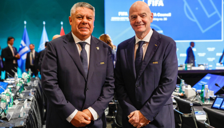 Tapia recibió un saludo de Infantino en medio de la polémica sobre la AFA
