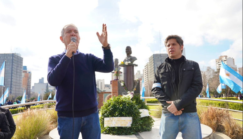 La Plata homenajeó a Eva Perón: Alak y Kicillof encabezaron un multitudinario acto en Plaza Moreno