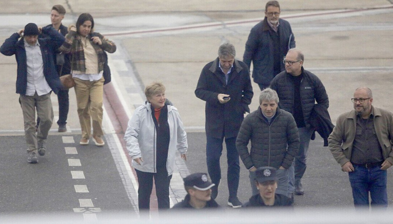 Georgieva llegó a Vaca Muerta junto a Caputo para recorrer un yacimiento clave de YPF