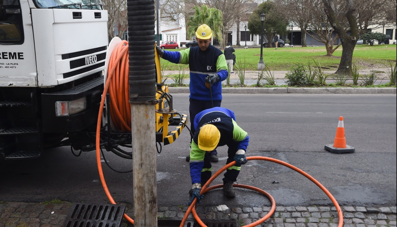 La Plata refuerza la limpieza de desagües por la alerta naranja