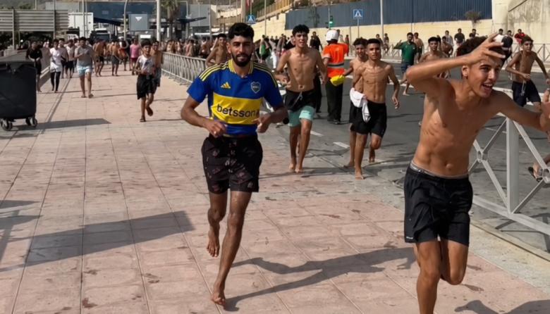 VIDEO: un marroquí cruzó a España con la camiseta de Boca y se hizo viral